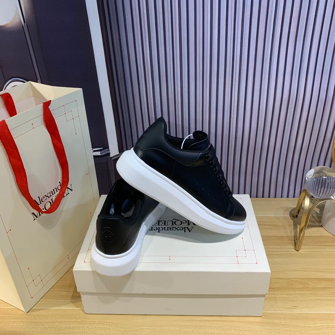 👟👟Ex-factory price 560👟👟Snake pattern professional McQueen factory. Top version. Couple model Alexander McQUEEN high version has been upgraded to the highest quality again✅.McQueen dad shoes 💪McQueen spring, summer, autumn and winter top version purchasing agent level✅ Recruiting national online and offline agents to join🤝 🏆Fabric: Original materials imported from Italy. Texture, water-resistant and non-discoloring 🏆Inner lining: ️A-grade Italian imported lining resistant to dirt, sweat-absorbent, breathable and comfortable 🏆Foot pads: top-grade imported Italian super-soft cowhide leather 🏆Outsole: PU+counter 1:1 🏆Shoe box: original white box. Plus white flip cover for double-layer protection. Cloth bag. Handbag. Certificate of 1:1 mold opening, 4-piece set. Delivered with a pair of shoelaces. 🖕🏿🖕🏿🖕🏿You can choose any pair of shoelaces in any color of our factory 🏆Code number: women’s 34-41. men’s 38-46 🏆Special remarks (women’s size 34.40.41, men’s size 38.45.46 is customized, no returns or exchanges) Win-win cooperation🤝